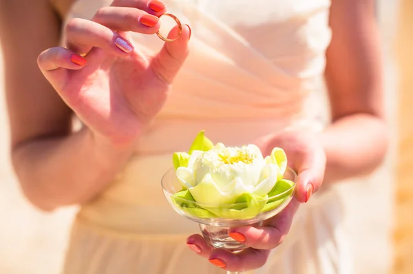 Mann trägt einen Ring Frau Hochzeitszeremonie am tropischen Strand exotische Dekoration — Stockfoto