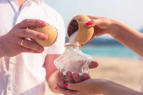 Matrimonio esotico cerimonia di sabbia sulla spiaggia belle decorazioni costose decorazione anelli mani a forma di cuore asiatico stile tailandese — Foto Stock