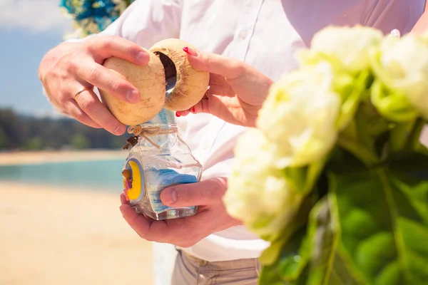 Boda exótica ceremonia de arena en la playa hermosas decoraciones caras decoración anillos manos en forma de un corazón de asia estilo tailandés —  Fotos de Stock