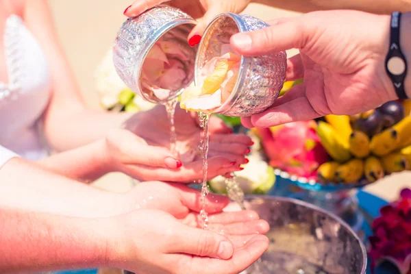 Exotique cérémonie de sable de mariage sur la plage belles décorations coûteuses décor bagues mains en forme de coeur asiatique style thai — Photo