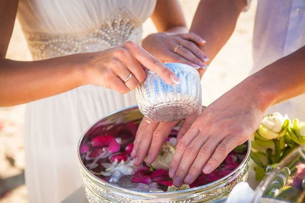 Exotique cérémonie de sable de mariage sur la plage belles décorations coûteuses décor bagues mains en forme de coeur asiatique style thai — Photo