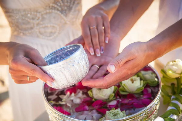 Boda exótica ceremonia de arena en la playa hermosas decoraciones caras decoración anillos manos en forma de un corazón de asia estilo tailandés —  Fotos de Stock