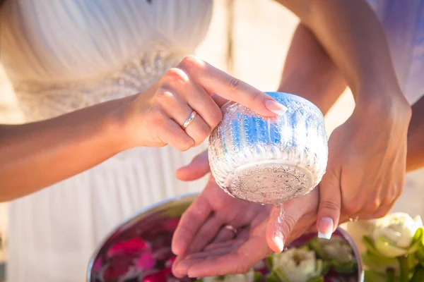 Exotische Hochzeit Sand Zeremonie am Strand schöne teure Dekorationen Dekor Ringe Hände in der Form eines Herzens asiatischen Stil thailändischen — Stockfoto