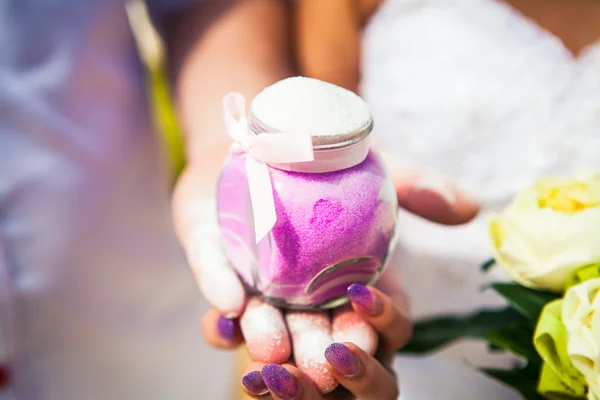 Matrimonio esotico cerimonia di sabbia sulla spiaggia belle decorazioni costose decorazione anelli mani a forma di cuore asiatico stile tailandese — Foto Stock