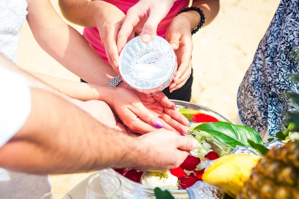 Egzotyczne ceremonii ślubnej piasek na plaży piękne drogie dekoracje wystrój pierścienie ręce w kształcie serca Azji stylu tajskim — Zdjęcie stockowe