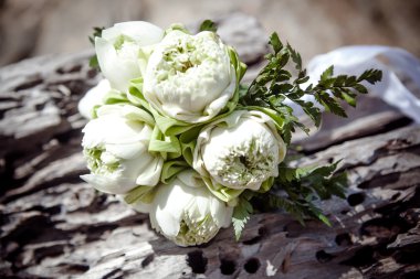 Buket lotus eski üç çim kumsalda denizde arka plan üzerinde düğün