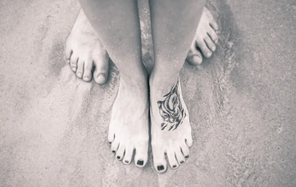 Glückliches Liebespaar an einem tropischen Strand am Meer — Stockfoto