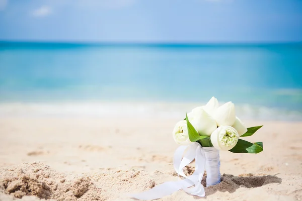 Wesele bukiet lotosu na tle morza na plaży na stary trawa trzy — Zdjęcie stockowe
