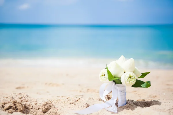 Hochzeitsstrauß Lotus auf dem Hintergrund des Meeres am Strand auf alten drei Gras — Stockfoto