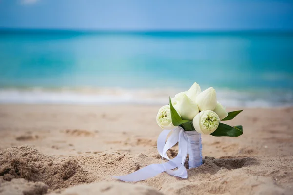 Ramo de boda de loto en el fondo del mar en la playa en la hierba de edad tres —  Fotos de Stock