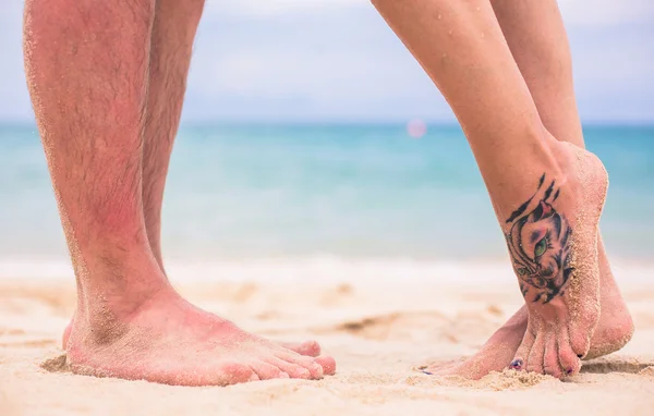 Loving couple on a tropical beach against the sea backround ocean sunset — Stock Photo, Image