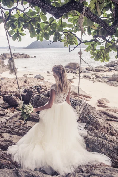 Noiva Menina feliz em um vestido de noiva pelo mar praia fundo oceano — Fotografia de Stock