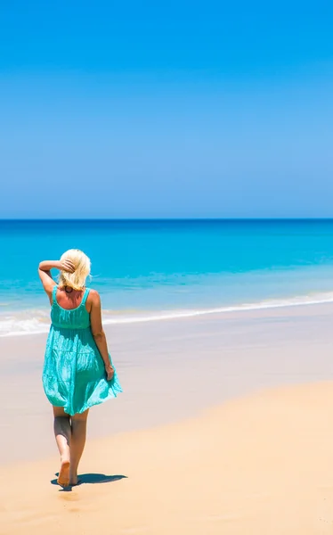 Bruid gelukkig meisje in een trouwjurk door de zee strand — Stockfoto