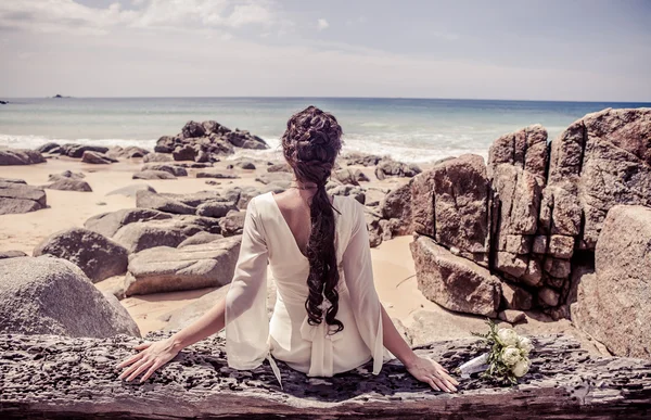 Noiva Menina feliz em um vestido de noiva pelo mar praia fundo oceano — Fotografia de Stock