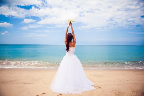 Hermosa chica feliz en vestido de novia en el fondo de los arcos de la boda en el paseo marítimo — Foto de Stock