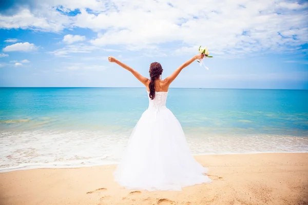 Hermosa chica feliz en vestido de novia en el fondo de los arcos de la boda en el paseo marítimo — Foto de Stock