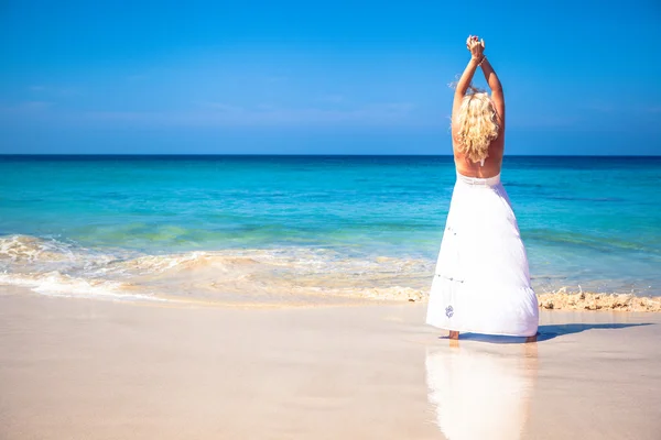 Braut glückliches Mädchen in einem Hochzeitskleid am Strand — Stockfoto