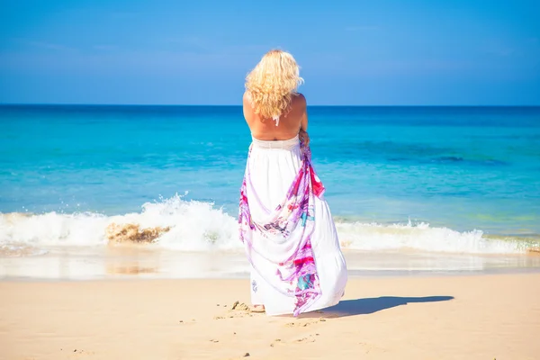 Bruid gelukkig meisje in een trouwjurk door de zee strand — Stockfoto