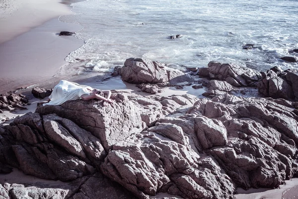 Mariée fille heureuse dans une robe de mariée près de la plage de la mer — Photo