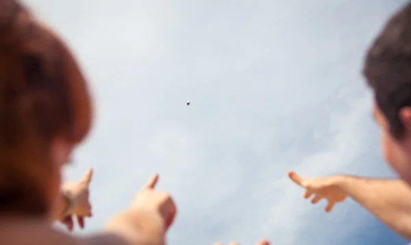 Happy young couple runs balloon on the sky — Stock Photo, Image