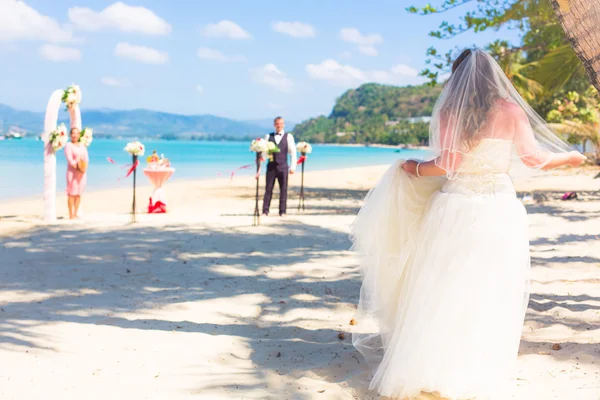 Cérémonie de mariage dans le style européen avec une arche sur l'océan — Photo