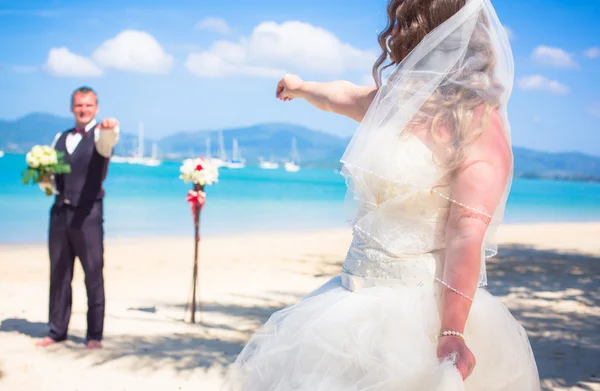 Cerimonia di matrimonio in stile europeo con arco sull'oceano — Foto Stock