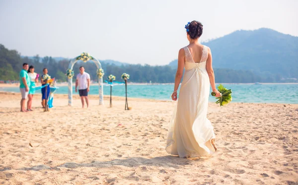 Wedding ceremony in the European style with an arch on the ocean — Stock Photo, Image