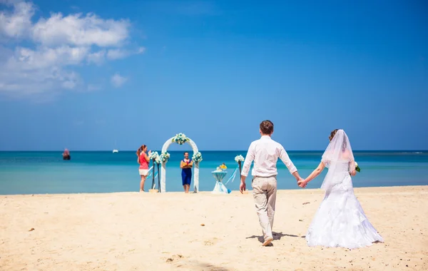 Cérémonie de mariage dans le style européen avec une arche sur l'océan — Photo