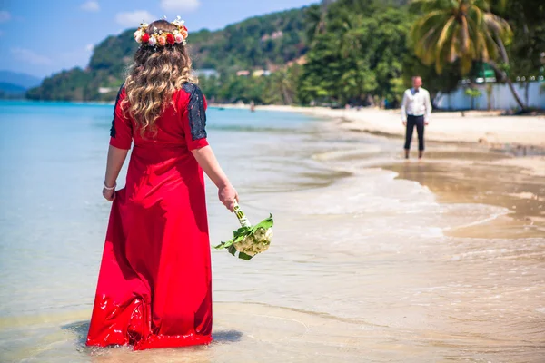 Ślub w stylu europejskim z łuku na Oceanie — Zdjęcie stockowe