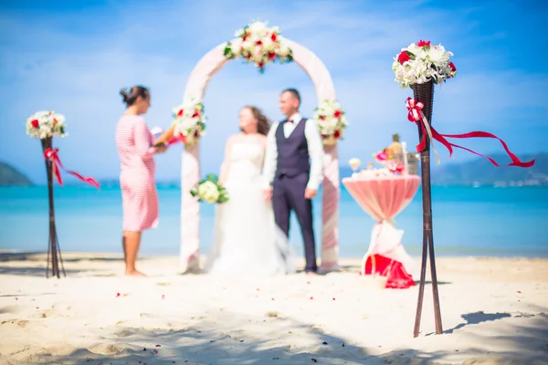 Wedding ceremony in the European style with an arch on the ocean — Stock Photo, Image