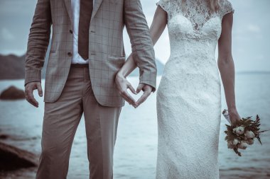 Mutlu çift görünümünde aşık sahil tropikal beach Tayland phuket gelin