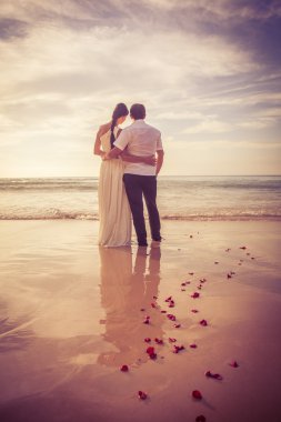 Deniz Similan ada karşı tropikal bir plajda mutlu sevmek çift