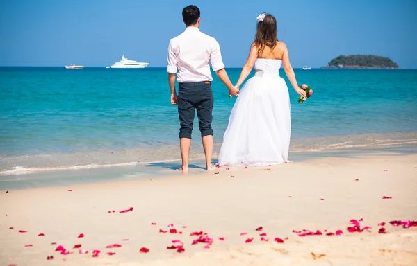 Gelukkige Loving paar op een tropisch strand tegen de zee Similan Island — Stockfoto