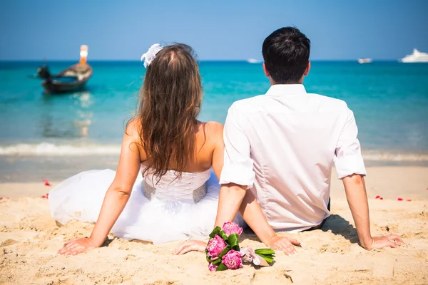 Glückliches Liebespaar an einem tropischen Strand vor der meeresähnlichen Insel — Stockfoto