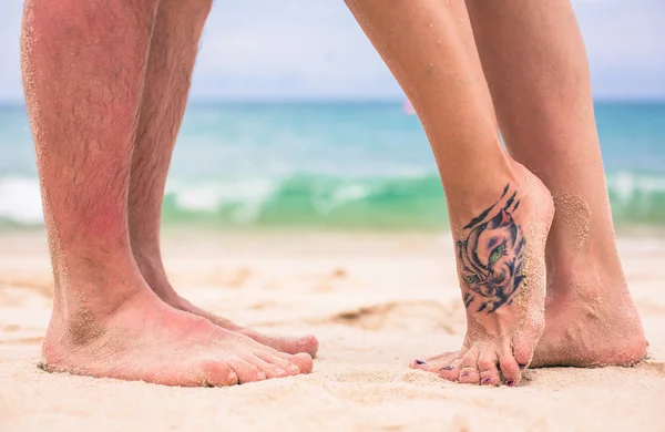 Feliz casal amoroso em uma praia tropical contra o mar Similan Island — Fotografia de Stock
