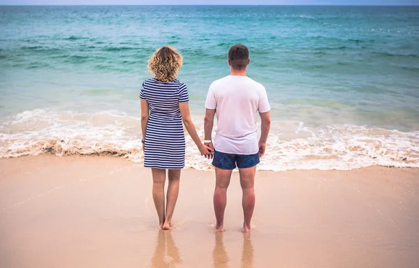 Glückliches Liebespaar an einem tropischen Strand vor der meeresähnlichen Insel — Stockfoto
