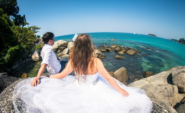 Glückliches Liebespaar an einem tropischen Strand vor der meeresähnlichen Insel — Stockfoto