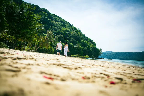 幸福的爱夫妇打击海美兰岛的热带海滩上 — 图库照片