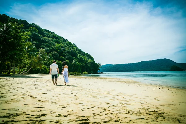 幸福的爱夫妇打击海美兰岛的热带海滩上 — 图库照片