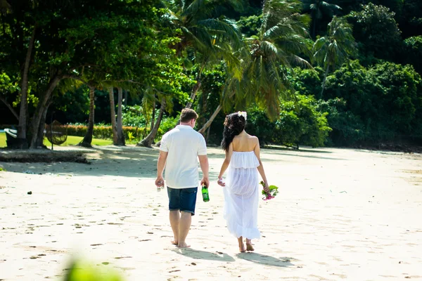 幸福的爱夫妇打击海美兰岛的热带海滩上 — 图库照片