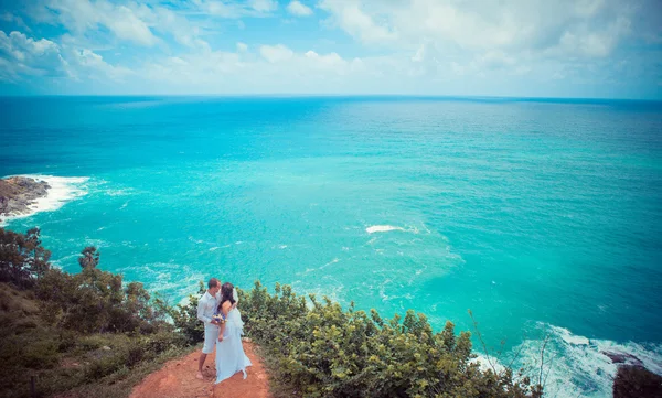 Pareja cariñosa en una playa tropical contra el fondo del mar puesta de sol del océano —  Fotos de Stock