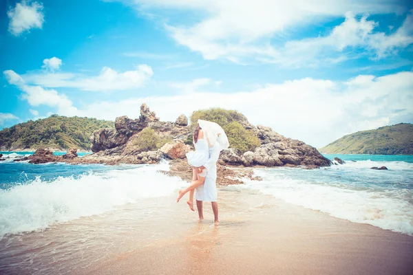 Casal feliz no amor no ponto de vista praia tropical à beira-mar — Fotografia de Stock