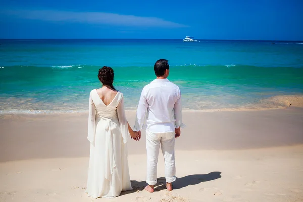 Ceremonia de boda en la playa tropical decoración exótica — Foto de Stock