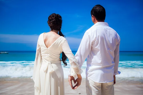 Cerimônia de casamento na praia tropical decoração exótica — Fotografia de Stock