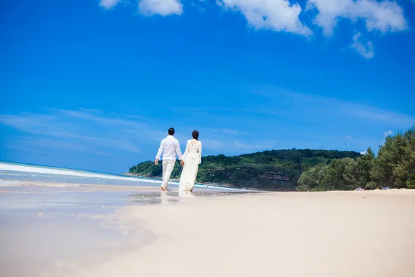 Szczęśliwa para Loving na tropikalnej plaży przed morzem Similan Island — Zdjęcie stockowe