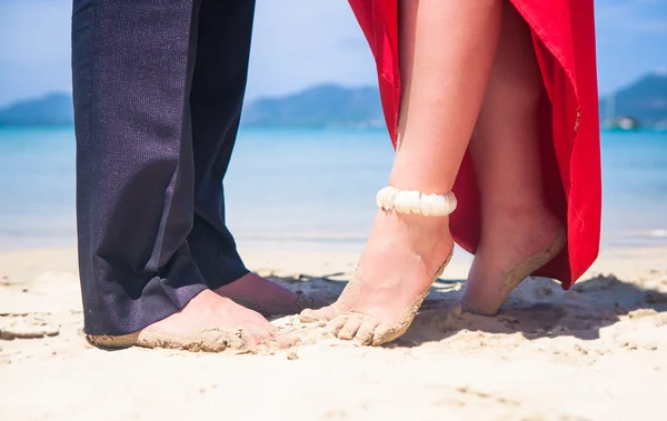 Feliz casal amoroso em uma praia tropical contra o mar Similan Island Tailândia — Fotografia de Stock