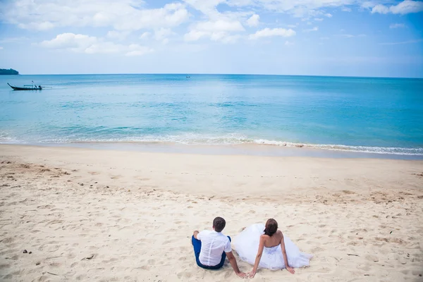 Šťastný pár milující na tropické pláži proti moři Similan Island — Stock fotografie