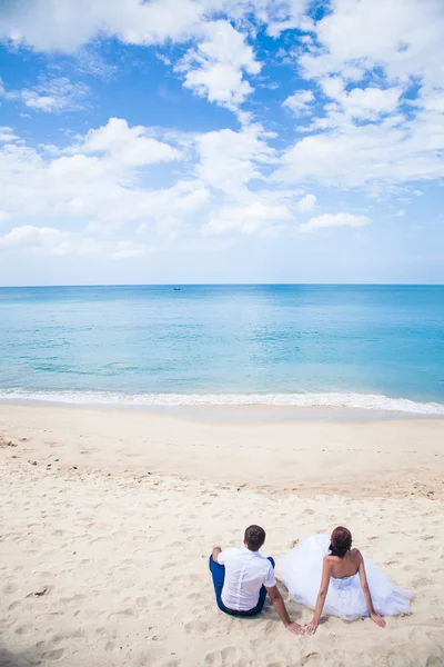 Glückliches Liebespaar an einem tropischen Strand vor der meeresähnlichen Insel — Stockfoto