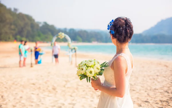 Mutlu çiftimiz düğün töreni sahil tropikal üzerinde aşık Tayland phuket beach