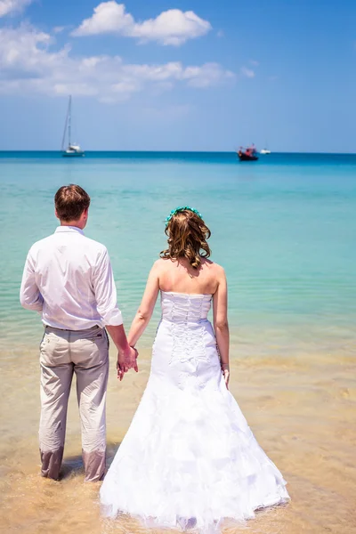 Gelukkige Loving paar op een tropisch strand tegen de zee Similan Island — Stockfoto